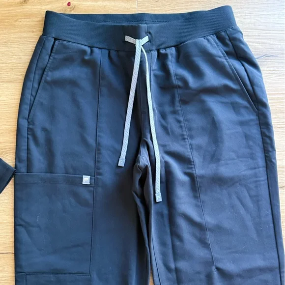 Fabletics Black Scrub Set - Medium - Picture 4 of 9